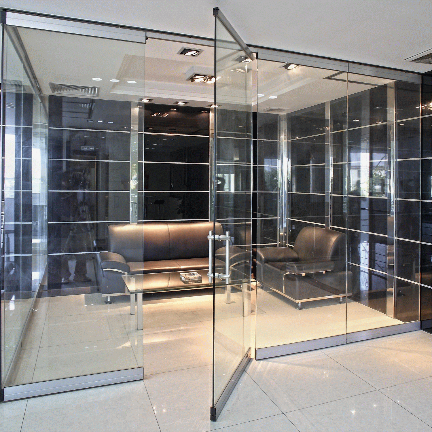 schaltbarer Sichtschutz Smartfilm Classic an einem Besprechungsraum mit Glaswand und Glastür