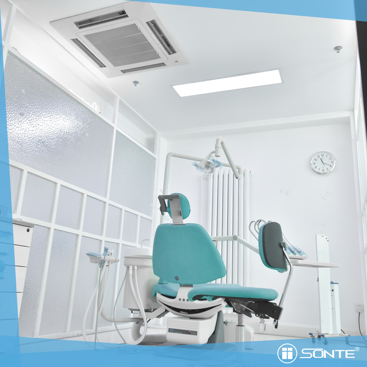 Der Behandlungsraum ist durch Schaltbaren Sichtschutz vor unerwünschten Blicken geschützt