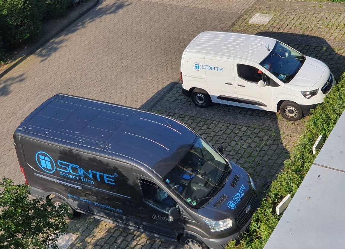 Montagefahrzeuge von SONTE bei einer Smartfilm Montage in Frankfurt