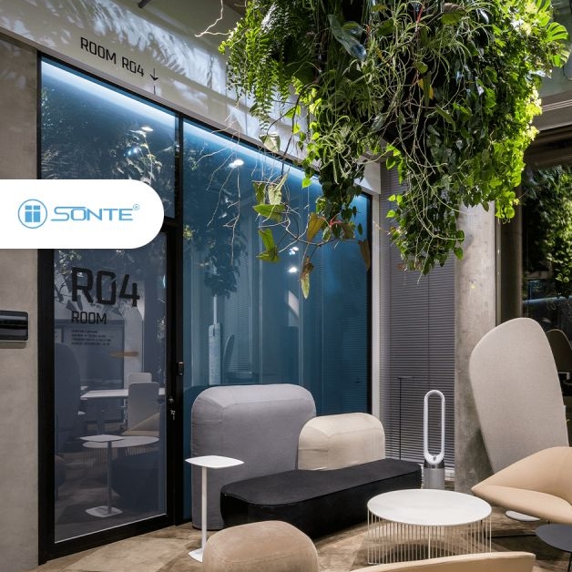 die schaltbare Sichtschutzfolie Smartfilm black wurde in einer Hotellobby eingebaut